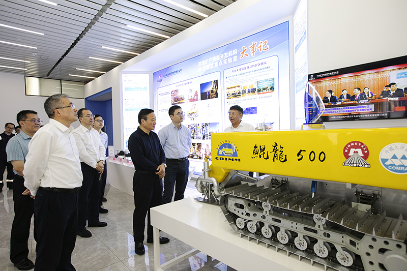 翁祖亮到英国上市公司365开展调查研究