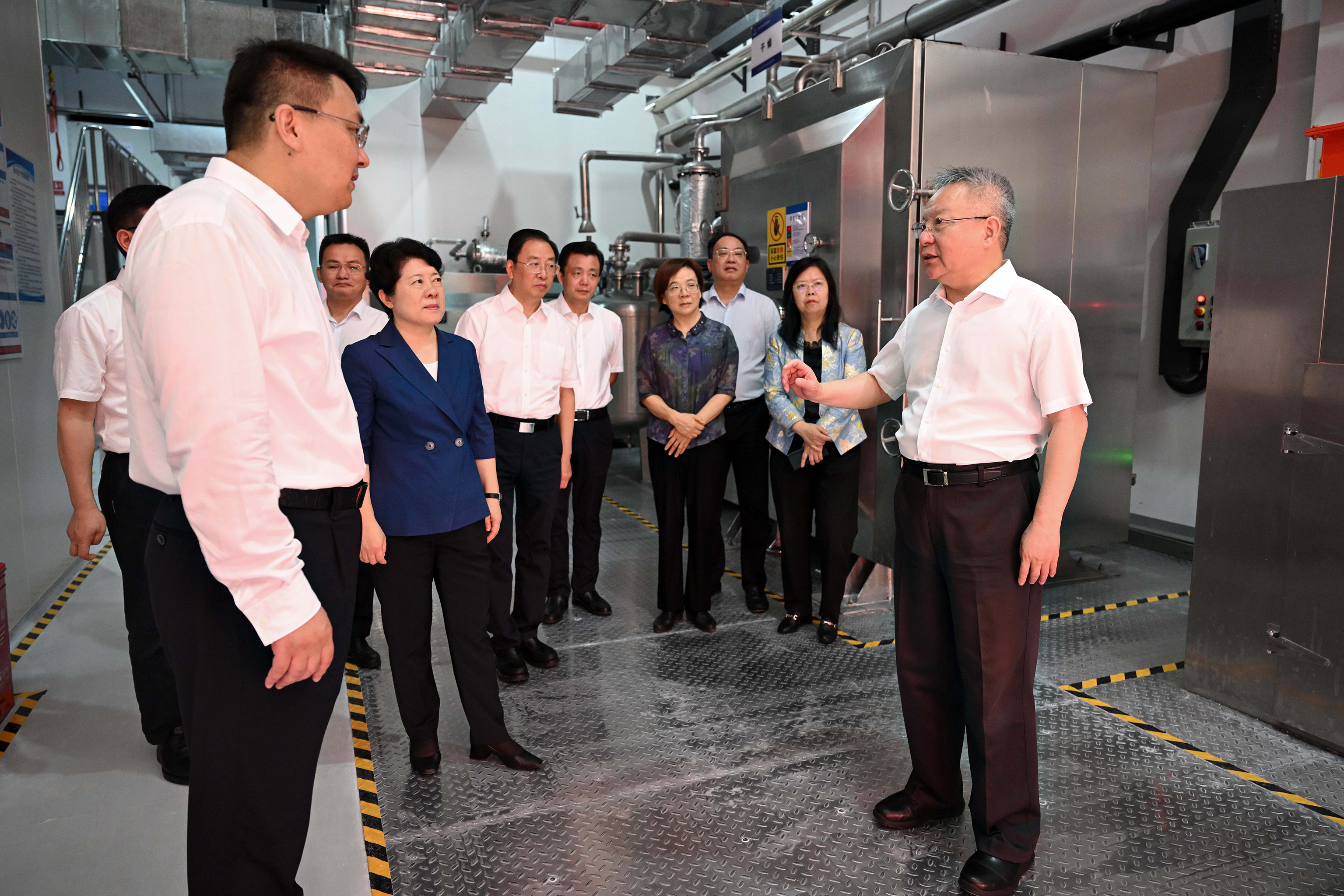 湖南省委书记沈晓明到英国上市公司365调研新能源产业发展