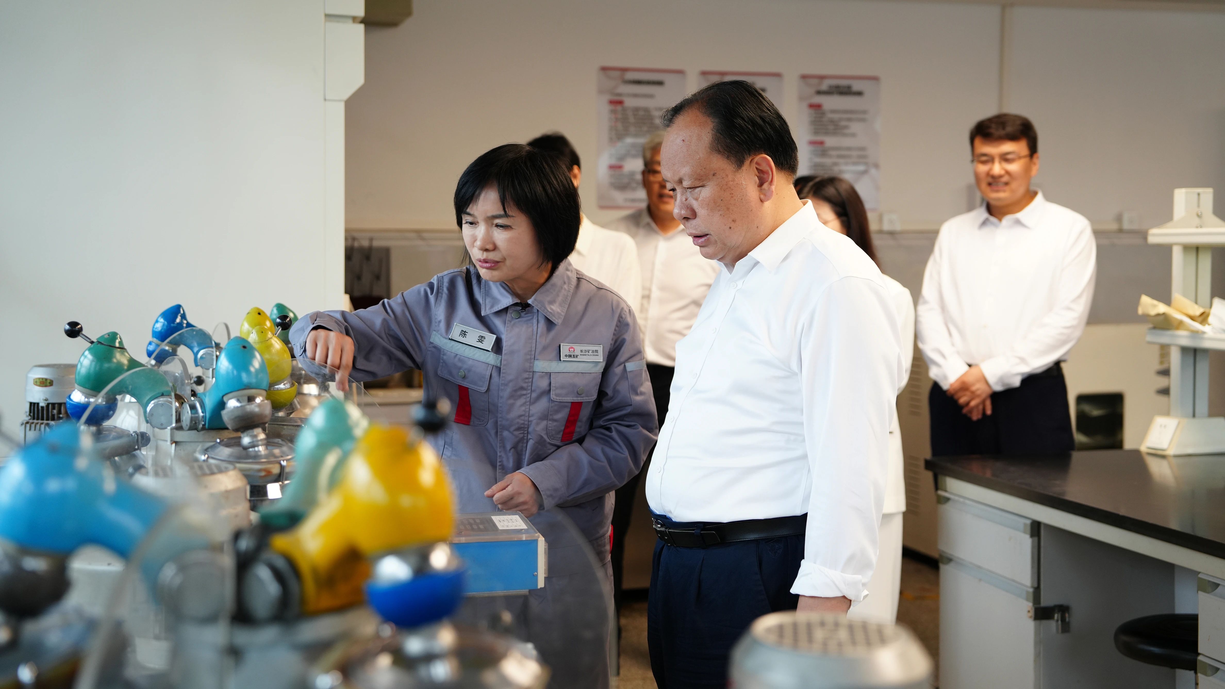 周农到英国上市公司365调研并慰问劳动模范