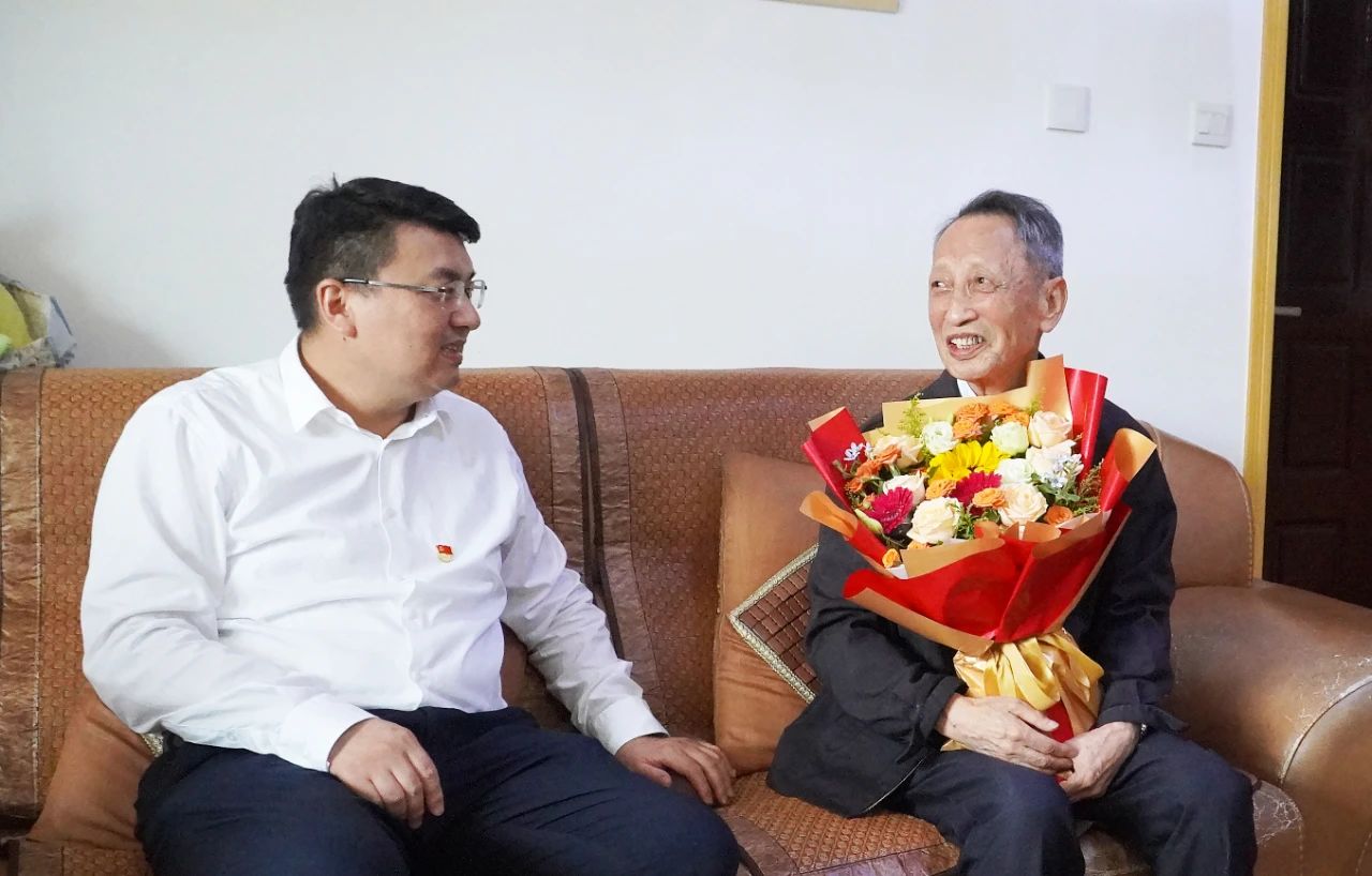 英国上市公司365开展“七一”走访慰问活动