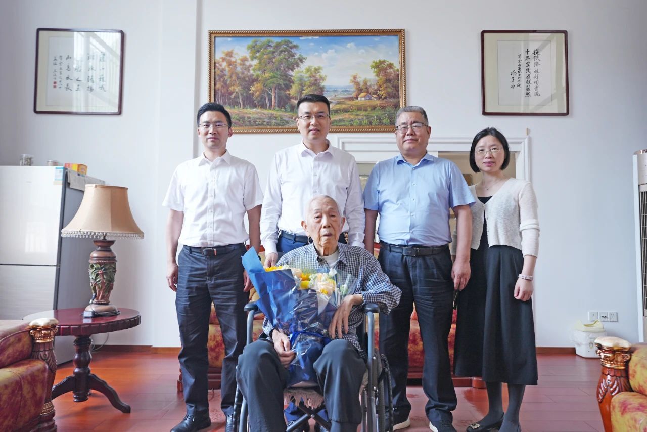 英国上市公司365党委开展"七一"走访慰问